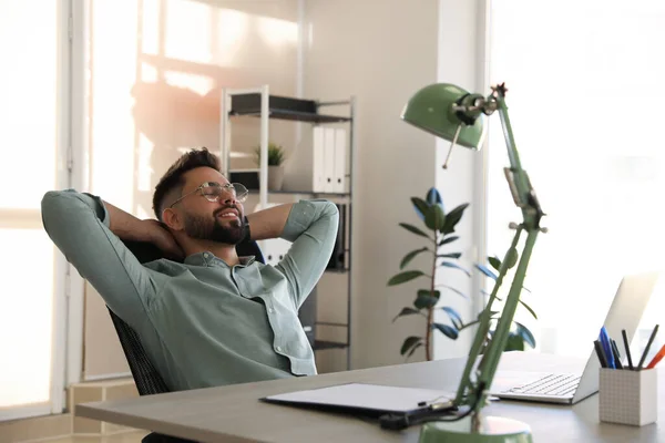 Adamı Işyerinde Ofis Koltuğunda Dinleniyor — Stok fotoğraf