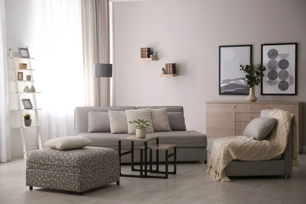 Moderne Wohnzimmereinrichtung Mit Bequemem Sofa Fensternähe — Stockfoto