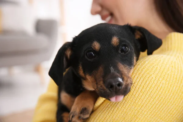 Mujer Con Lindo Cachorro Interior Primer Plano Hermosa Mascota — Foto de Stock