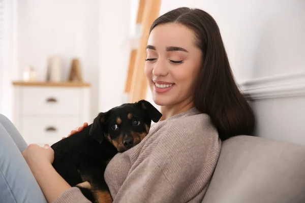 Vrouw Met Schattige Puppy Binnen Heerlijk Huisdier — Stockfoto