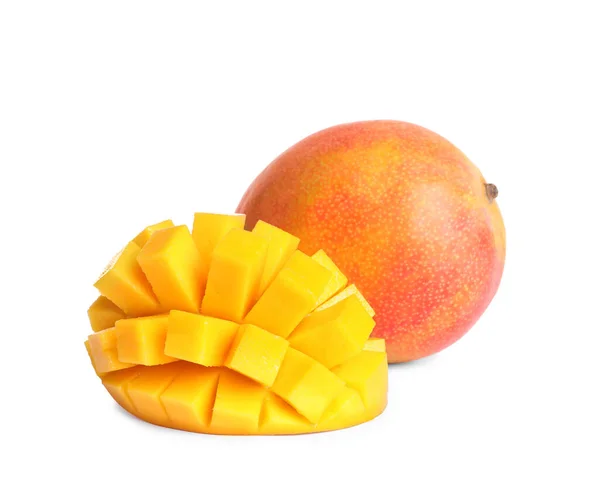 Köstliche Ganze Und Geschnittene Mangos Auf Weißem Hintergrund — Stockfoto