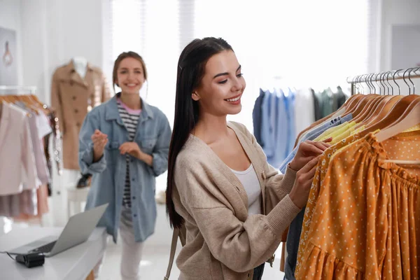 Asistente Tienda Que Ayuda Cliente Elegir Ropa Boutique Moderna — Foto de Stock