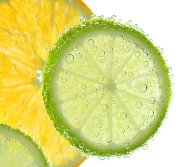 Plátky Citrusových Plodů Šumivé Vodě Bílém Pozadí Detailní Záběr — Stock fotografie