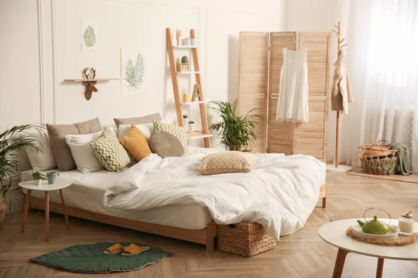 Dormitorio Moderno Con Hermosas Plantas Casa Fresca — Foto de Stock