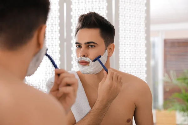 Beau Jeune Homme Rasage Avec Rasoir Près Miroir Dans Salle — Photo