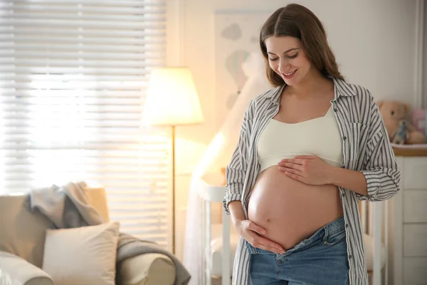 Feliz Mulher Grávida Tocando Sua Barriga Dentro Casa — Fotografia de Stock