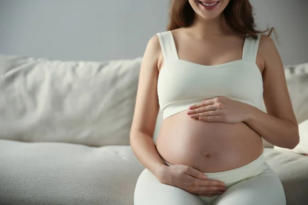Έγκυος Γυναίκα Αγγίζει Την Κοιλιά Της Εσωτερικούς Χώρους Closeup — Φωτογραφία Αρχείου