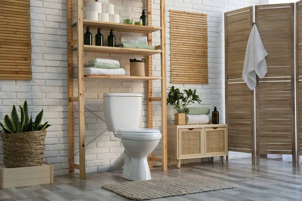 Interior Elegante Banheiro Com Vaso Sanitário Outros Itens Essenciais — Fotografia de Stock
