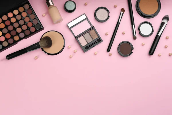 Verschillende Make Borstels Cosmetische Producten Roze Achtergrond Platte Lay Ruimte — Stockfoto