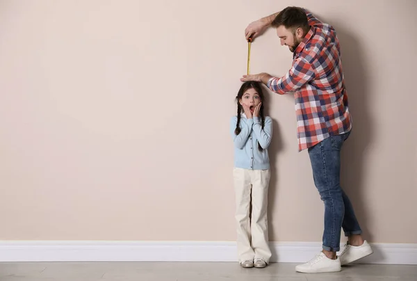 Padre Midiendo Altura Hija Cerca Pared Beige Interior Espacio Para —  Fotos de Stock