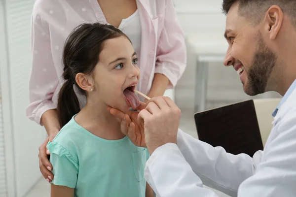 Anne Kızı Çocuk Doktorunu Hastanede Ziyaret Ediyorlar Doktor Küçük Kızı — Stok fotoğraf