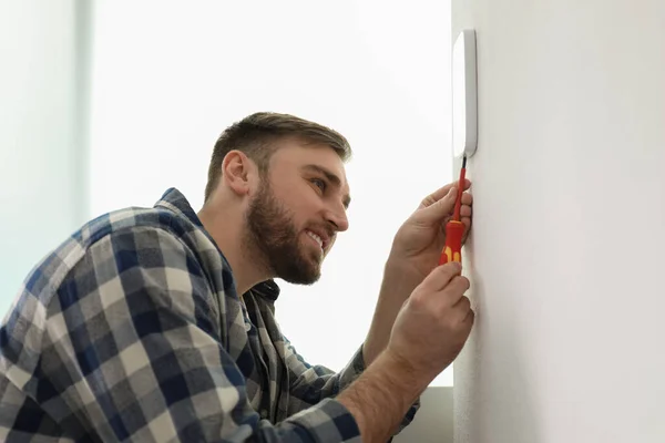 Muž Instalující Bezpečnostní Alarm Světlou Stěnu Doma — Stock fotografie