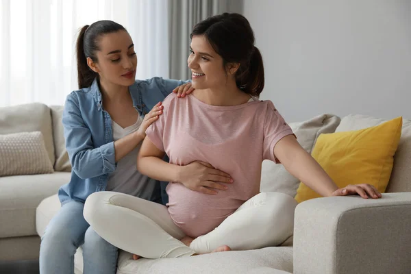 Doula Arbeitet Mit Schwangeren Frauen Wohnzimmer Vorbereitung Auf Die Geburt — Stockfoto