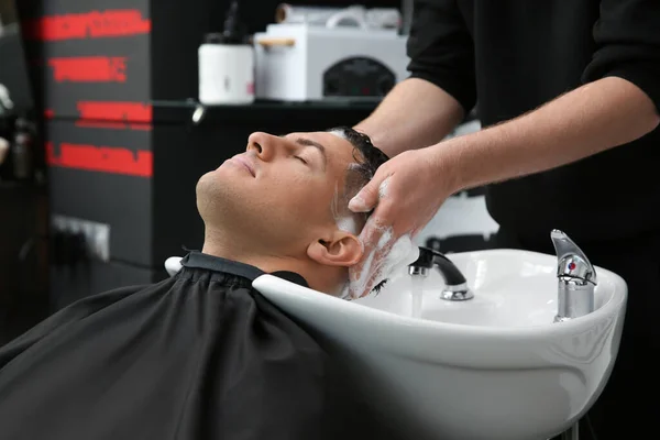 Profesionální Holič Mytí Vlasů Klienta Umyvadle Salonu Detailní Záběr — Stock fotografie