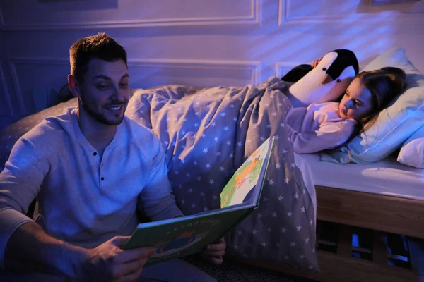 Pai Lendo História Dormir Para Sua Filha Casa — Fotografia de Stock