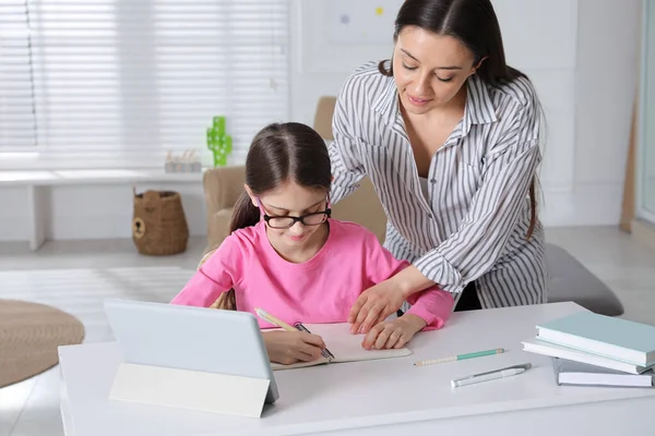 Matka Pomáhá Své Dceři Dělat Domácí Úkoly Tabletem Doma — Stock fotografie