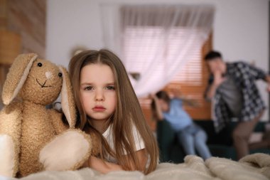 Evde kavga eden çiftler, mutsuz küçük kızlarına odaklanırlar. Aile içi şiddet