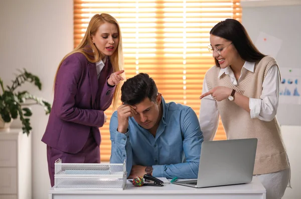 Colaboradores Intimidando Colega Lugar Trabajo Oficina — Foto de Stock