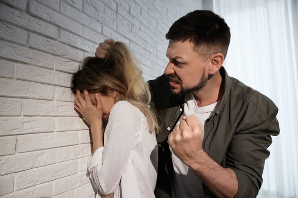 Hombre Abusando Una Mujer Asustada Casa Violencia Doméstica — Foto de Stock