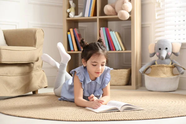 Evde Yerde Kitap Okuyan Küçük Bir Kız — Stok fotoğraf