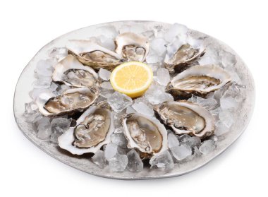 Beyaz arka planda servis edilen taze çiğ istiridye.