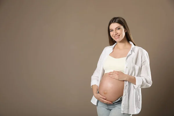 Mulher Grávida Feliz Perto Parede Escura Espaço Para Texto Bebê — Fotografia de Stock