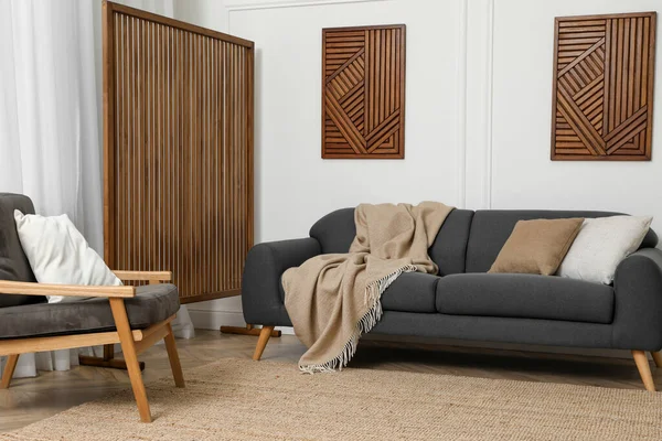Piękna Sofa Poduszkami Fotelem Salonie Projekt Wnętrza — Zdjęcie stockowe