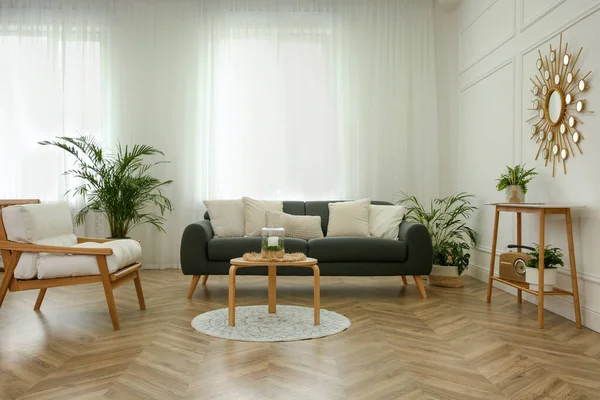 Oturma odasının içinde rahat bir kanepe var.