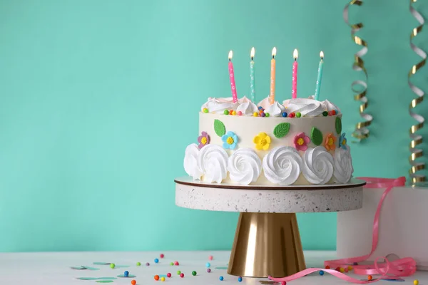 Heerlijke Verjaardagstaart Feestdecor Witte Houten Tafel Tegen Turquoise Achtergrond Ruimte — Stockfoto