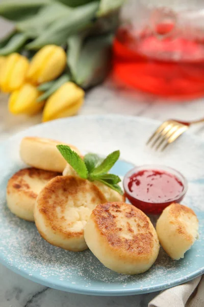 Deliciosas Panquecas Queijo Cottage Com Geléia Hortelã Açúcar Confeiteiro Mesa — Fotografia de Stock