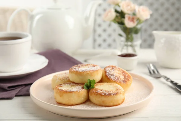 Deliciosas Panquecas Queijo Cottage Com Hortelã Açúcar Confeiteiro Mesa Madeira — Fotografia de Stock