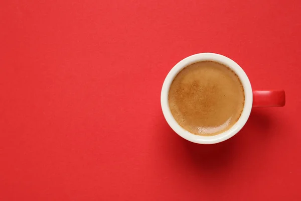 Egy Csésze Aromás Kávé Piros Háttérrel Felülnézetből Szöveg Helye — Stock Fotó