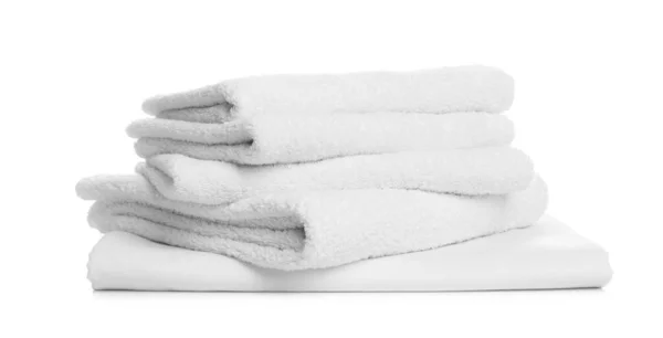 Στοίβα Από Πετσέτες Και Σεντόνια Λευκό Φόντο — Φωτογραφία Αρχείου