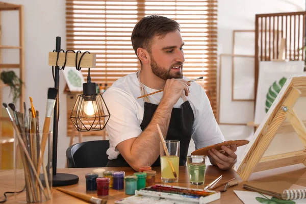 Joven Pintando Sobre Caballete Con Pincel Estudio Artista — Foto de Stock