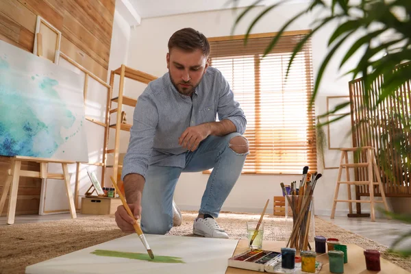 Jovem Pintura Com Escova Estúdio Artista — Fotografia de Stock