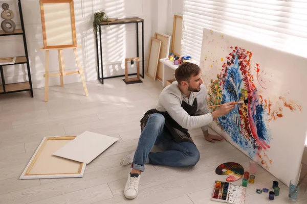 Jovem Pintando Sobre Tela Com Pincel Estúdio Artista — Fotografia de Stock