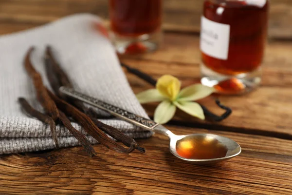 Aromatische Vanille Extract Droge Peulen Houten Tafel — Stockfoto