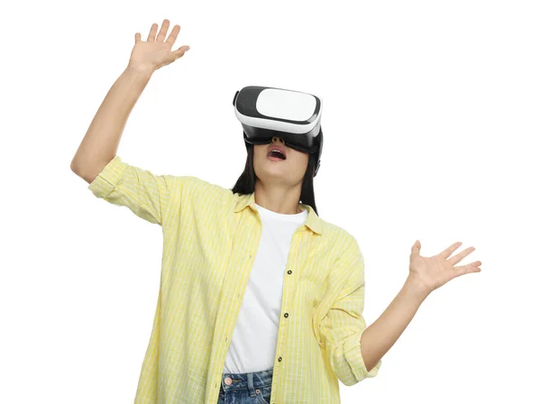 白い背景に仮想現実ヘッドセットを使用して感情的な女性 — ストック写真