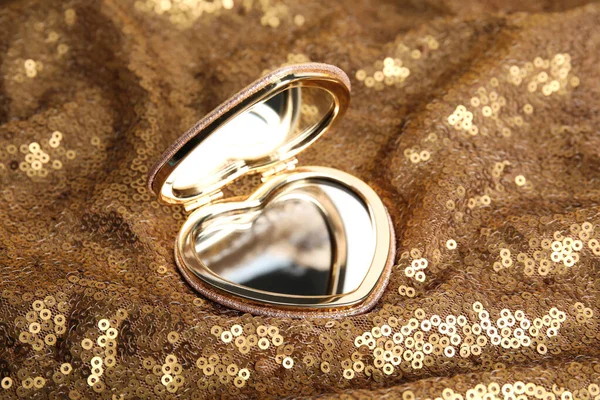 Altın Kumaş Üzerinde Şık Kalp Şekilli Kozmetik Cep Aynası — Stok fotoğraf