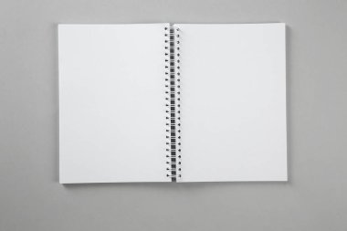 Gri arkaplanda boş bir defter aç, üstten bak. Tasarım için model
