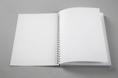 Gri arkaplanda boş bir defter aç. Tasarım için model