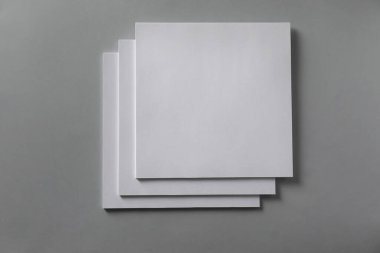 Açık gri arkaplan üzerine broşür için boş kağıt yığınları, üst görünüm