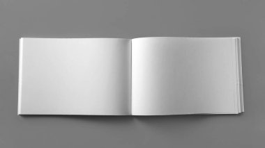 Açık gri arkaplan ve üst görünüm üzerine boş broşür aç