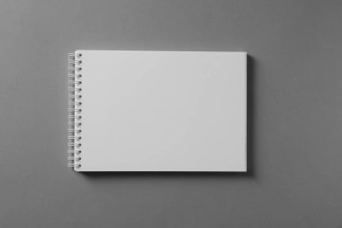 Açık gri arkaplanda boş bir defter, üst görünümde. Tasarım için model
