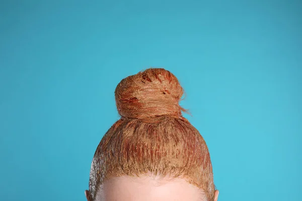 Mladá Žena Barvení Její Vlasy Hennou Světle Modrém Pozadí Detailní — Stock fotografie