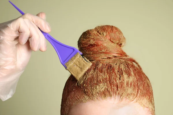 Jovem Mulher Tingindo Seu Cabelo Com Henna Fundo Verde Claro — Fotografia de Stock