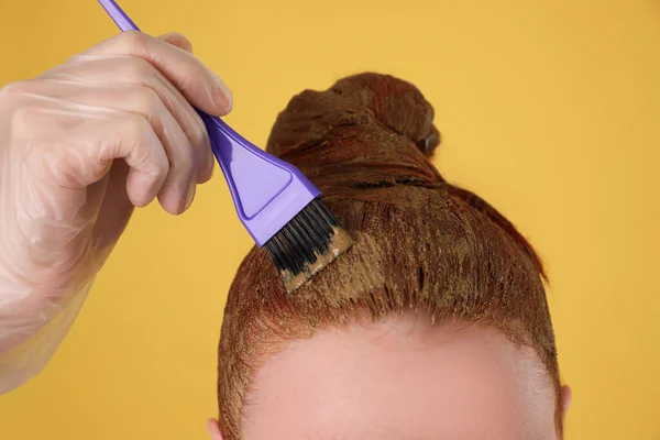 Junge Frau Färbt Ihre Haare Mit Henna Auf Gelbem Hintergrund — Stockfoto