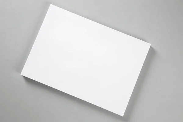 Λευκό Φυλλάδιο Γκρι Φόντο Πάνω Όψη Mockup Για Σχεδιασμό — Φωτογραφία Αρχείου