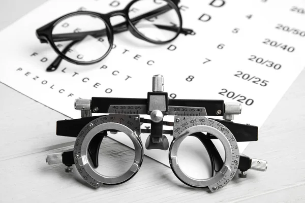 Försöksram Ögondiagramtest Och Glasögon Vitt Träbord Verktyg För Ögonläkare — Stockfoto