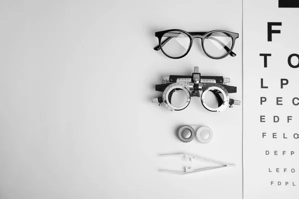 白い背景に異なる眼科医のツール フラットレイアウト — ストック写真